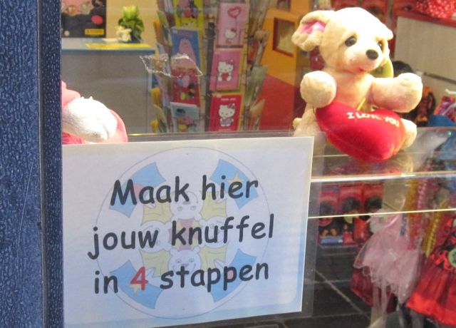 1: Pak je lief vast, 2 Kijk haar diep in de ogen, 3 Kus haar hartstochtelijk, 4 Werk af met room en een bosje peterselie.
