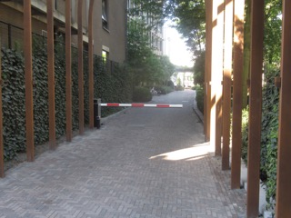 Publieke_weg,_bareel_moét_weg.
