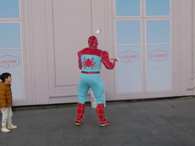SpidermAn jongleert een web