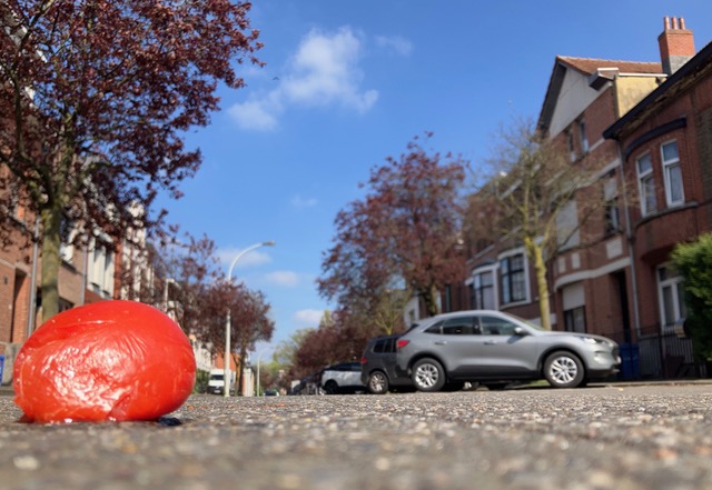 TomAAt besluipt Auto's