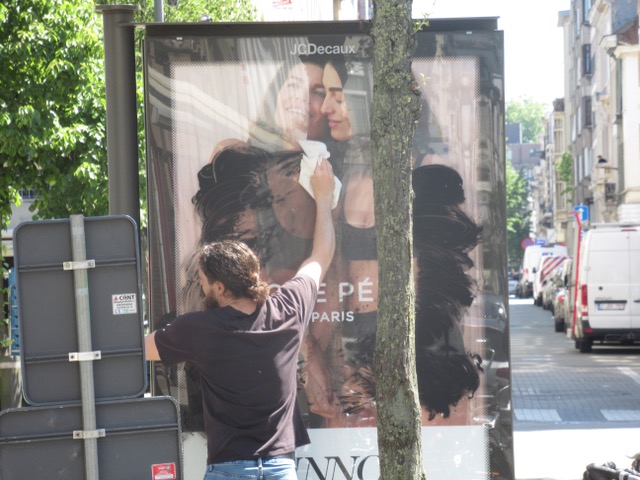 De mAn die vrouwen schoon mAAkt