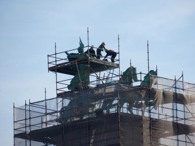 De beeldhouwwerkers.