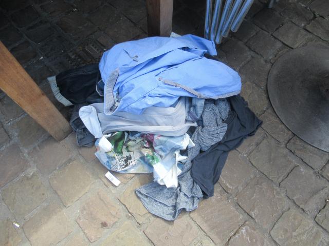 Stilleven met een pAk kleren. En een gom.