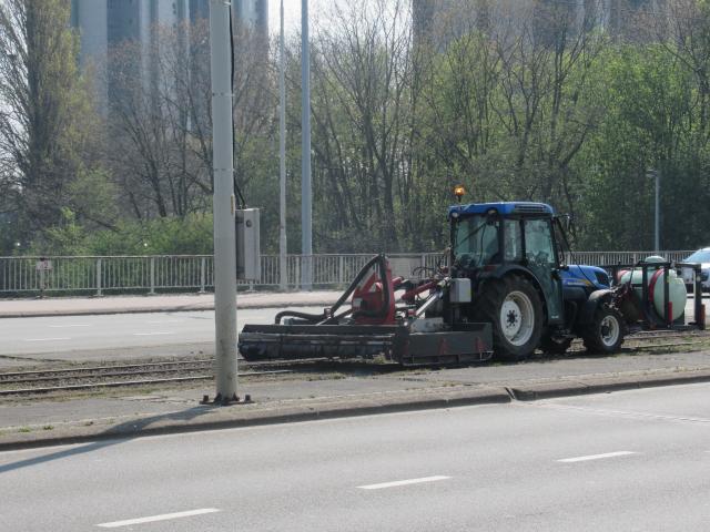 Vreemde mAchine op de trAmsporen.