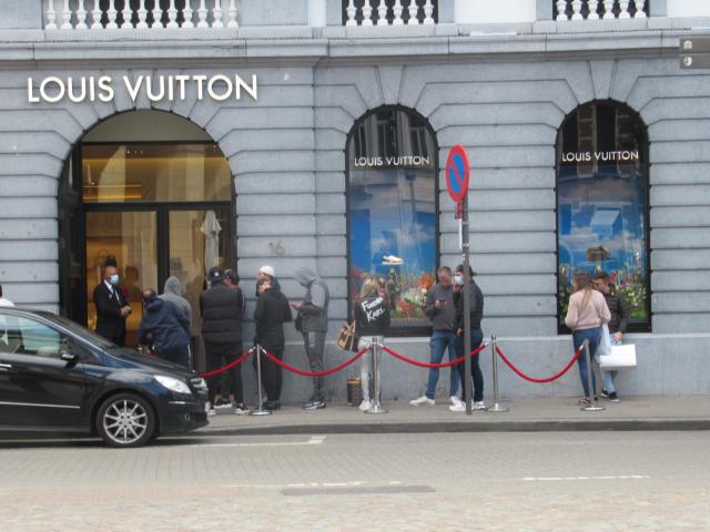 AnderhAlve meter volgens de klAnten vAn Vuitton. 