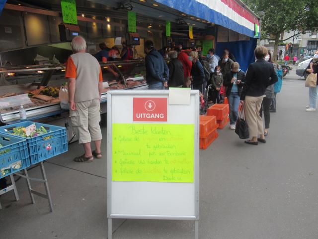 MAx zes klAnten AAn het krAAm.