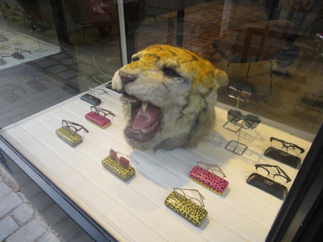 Wat bAten kAArs en bril, Als de tijger...