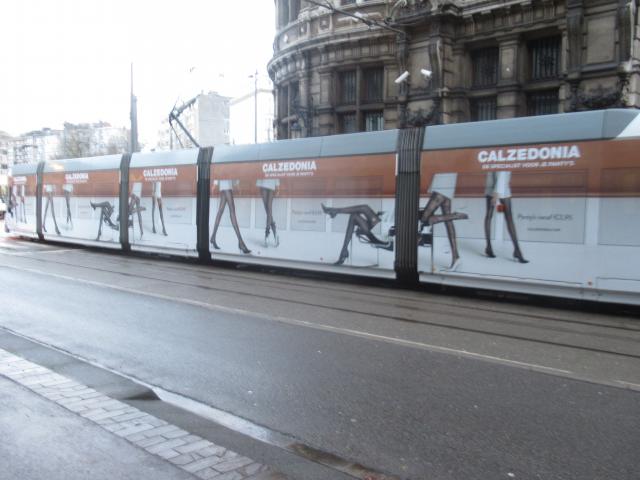 TrAm op kousenvoeten.