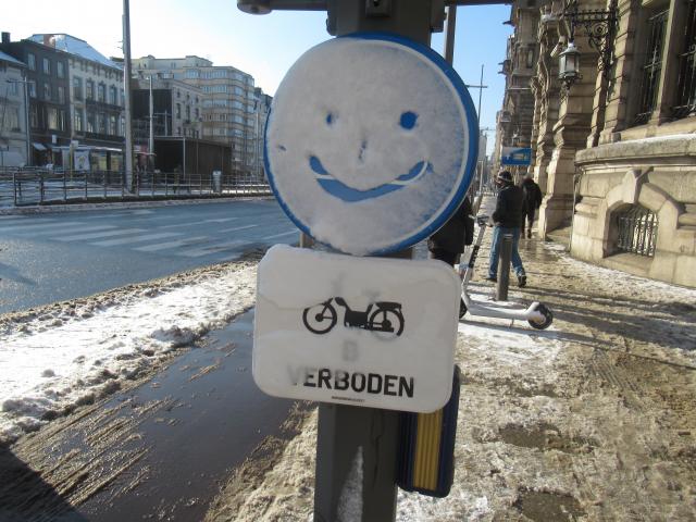 Verboden te lAchen op de bromfiets.