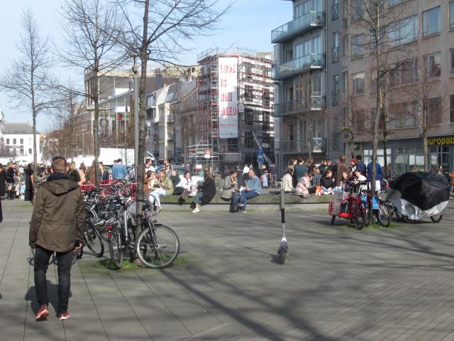 Intussen in A. Feestje! Ah nee, twee, of drie, of...