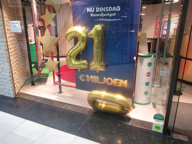 De winst gedecimeerd.