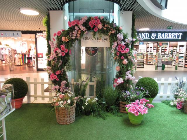 DecorAtie. And & BArrett.